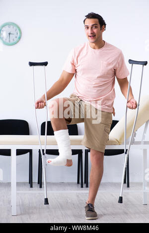 Die jungen verletzten Mann wartet auf seine Umdrehung im Krankenhaus Halle Stockfoto