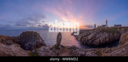 Bucht mit Monolith und Leuchtturm bei Sonnenuntergang, Saint Mathieu Leuchtturm Pointe Saint-Mathieu, Plougonvelin, Finistère, Bretagne, Frankreich Stockfoto