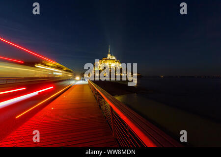 Mont-Saint-Michel bei Nacht mit Bus, der Manche Abteilung, Normandie, Frankreich Stockfoto