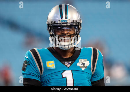 Charlotte, North Carolina, USA. 12 Sep, 2019. Carolina Panthers quarterback Cam Newton (1) während des Spiels auf der Bank von Amerika Stadium. Die Piratenschiffe gewann 20-14. Credit: Jason Walle/ZUMA Draht/Alamy leben Nachrichten Stockfoto