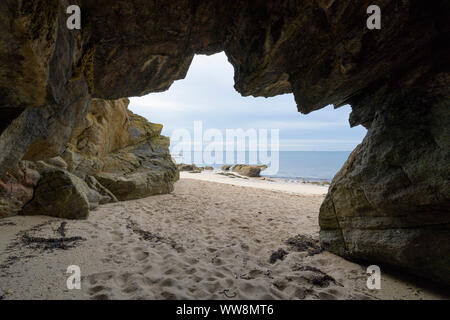 Höhle in den Felsen am Strand Plage de Corsen, Plouarzel, Finistère, Bretagne, Frankreich Stockfoto