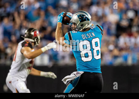 Charlotte, North Carolina, USA. 12 Sep, 2019. Carolina Panthers festes Ende Greg Olsen (88) macht eine Verriegelung an der Bank von Amerika Stadium. Die Piratenschiffe gewann 20-14. Credit: Jason Walle/ZUMA Draht/Alamy leben Nachrichten Stockfoto