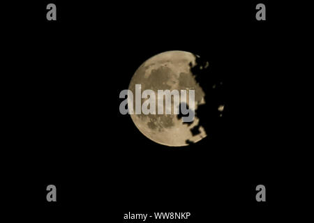 London, Großbritannien. 21. Juli, 2019. Ein Harvest Moon ist am Freitag den 13. in London, UK, die nur einmal alle 20 Jahre im Durchschnitt passiert. Sterngucker wurden zuletzt zu einem vollen Mond auf den gruseligen Datum im Oktober 2000 behandelt, und der nächste Vollmond am Freitag, den 13. wird am 13. August 2049 erscheinen. Credit: Dinendra Haria/SOPA Images/ZUMA Draht/Alamy leben Nachrichten Stockfoto