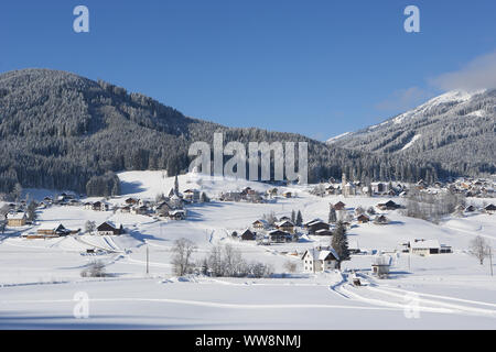 Blick auf verschneite Dorf und Winterlandschaft, Gosau, Salzkammergut, Oberösterreich, Österreich Stockfoto