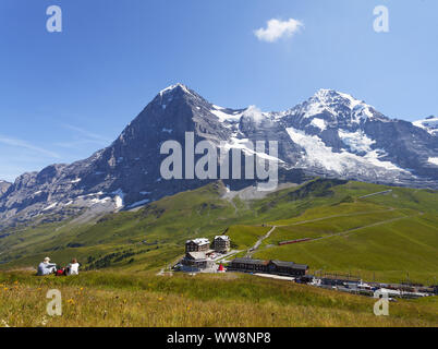 Blick auf die Kleine Scheidegg Mountain Pass und Berge Eiger, Mönch und Jungfrau, Grindelwald, Berner Oberland, Kanton Bern, Schweiz Stockfoto