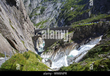 Reuss in der Schöbel llenen Schlucht mit Devil's Bridge, Kanton Uri, Schweiz Stockfoto