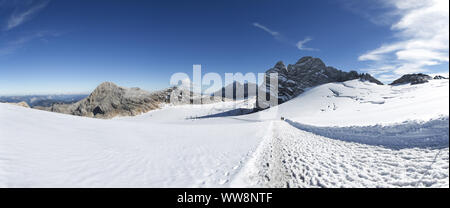 Gletscher Tour mit Blick auf das Grosse Dirndl und Hoher Gjaidstein Gipfeln, Hallstätter Gletscher, Dachsteinmassiv, Salzkammergut, Steiermark, Oberösterreich, Österreich Stockfoto