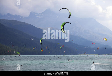 Kitesurfer am Lake Silvaplana, Engadiner Seenplatte, Oberengadin, Kanton Graubünden, Schweiz Stockfoto