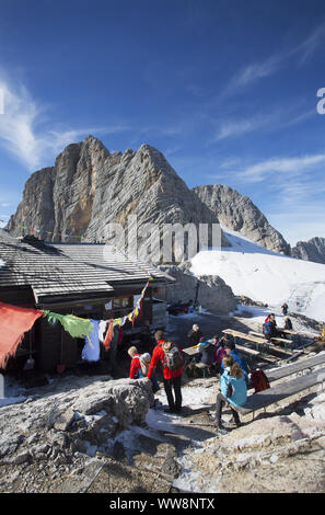 Hallstätter Gletscher und Dachsteinwarte Hütte, Dachsteinmassiv im Hintergrund, Salzkammergut, Steiermark, Oberösterreich, Österreich Stockfoto