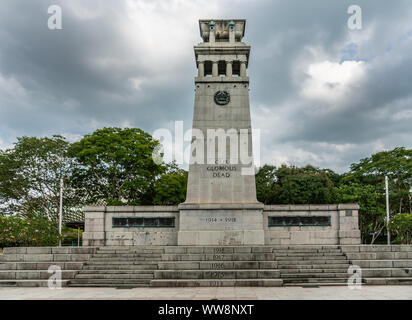 Singapur - März 20, 2019: grauen Stein Ehrenmal war Memorial von grünen Laub im Esplanade Park unter schweren grauen Himmel verspricht Regen umgeben. Welt Stockfoto