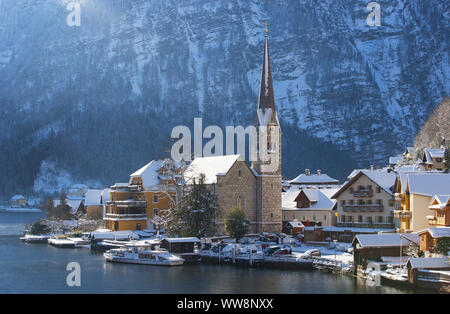 Ansicht der Evangelischen Kirche und dem Pier, Hallstatt am Hallstätter See, Salzkammergut, Oberösterreich, Österreich Stockfoto