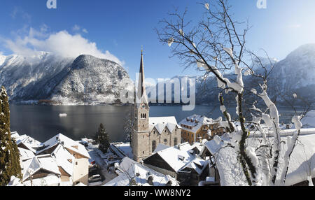 Ansicht der Evangelischen Kirche und See, Hallstatt am Hallstätter See, Salzkammergut, Oberösterreich, Österreich Stockfoto