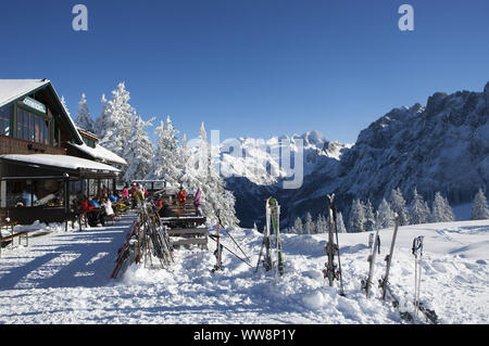 Sonnenalm Alpine Inn mit Blick auf Dachstein und Gosaukamm, Zwieselalm, Dachstein West Ski Region, Salzkammergut, Oberösterreich, Österreich Stockfoto