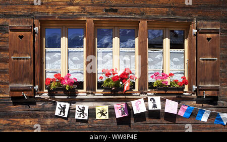 Typische alte Holzhaus mit Blumenschmuck, Gimmelwald, Lauterbrunnen, Berner Oberland, Kanton Bern, Schweiz Stockfoto