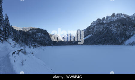 Zugefrorenen See, Gosausee mit Blick auf Dachstein und Gosaukamm im Winter bei Sonnenuntergang, in der Nähe von Gosau, Salzkammergut, Oberösterreich, Österreich Stockfoto