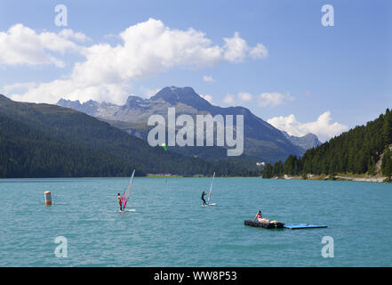 Windsurfer am Lake Silvaplana mit Aussicht auf den Piz de la Margna Berg, Engadiner Seenplatte, Oberengadin, Kanton Graubünden, Schweiz Stockfoto