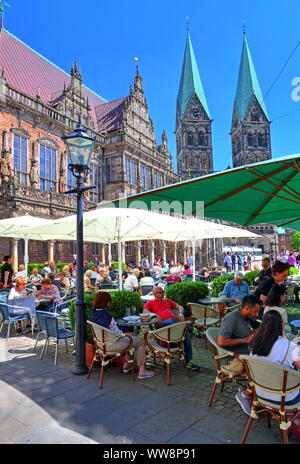 Street Cafe auf dem Marktplatz mit Rathaus und St.-Petri-Dom, Bremen, Land Bremen, Norddeutschland, Deutschland Stockfoto