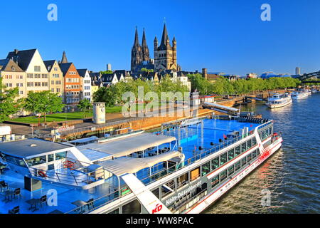 Ausflugsschiffe an der Rheinpromenade vor der Altstadt mit Kathedrale und Kirche Groß St. Martin, Köln, Nordrhein-Westfalen, Deutschland, Deutschland Stockfoto