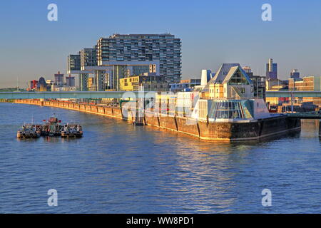 KranhÃ¤user und das Schokoladenmuseum im Rheinauhafen am Ufer des Rheins, Köln, Nordrhein-Westfalen, Deutschland, Deutschland Stockfoto