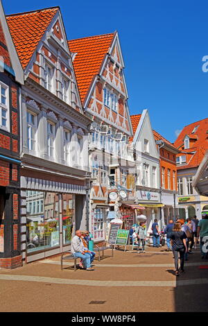 Fußgängerzone mit Fachwerkhäusern in der Altstadt, Hansestadt Stade, Niederelbe, Altes Land, Niedersachsen, Norddeutschland, Deutschland Stockfoto