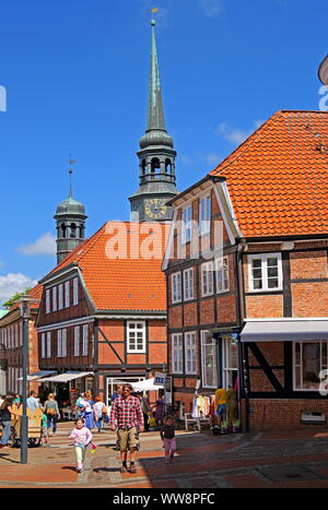 Fußgängerzone mit Fachwerkhäusern und den Kirchturm St. Cosmae in der Altstadt, Hansestadt Stade, Niederelbe, Altes Land, Niedersachsen, Norddeutschland, Deutschland Stockfoto