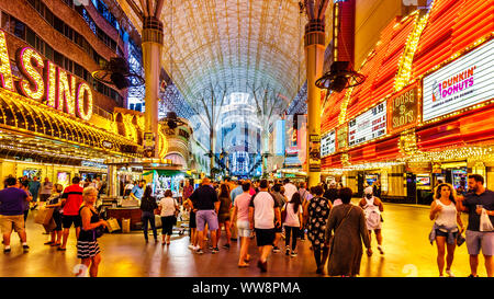 Trubel der Massen auf der berühmten Fremont Street im Herzen der Innenstadt von Las Vegas mit seinen Casinos, Neonröhren und Straßentheater, NV Stockfoto