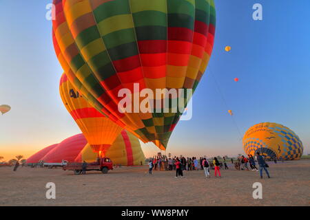 Heißluftballons beim Start Vorbereitung in Theben-West, Luxor, Oberägypten, Ägypten Stockfoto