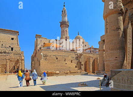 Ersten Innenhof mit der Abu el-haggag Moschee in der Tempel von Luxor, Luxor, Oberägypten, Ägypten Stockfoto