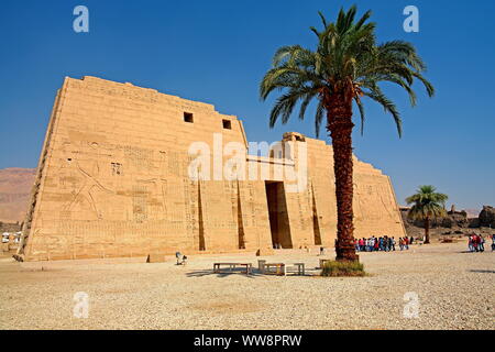 Ersten Pylon und Eingang Portal zu den Tod Tempel von Ramses III. in Medinet Habu Theben-west, Luxor, Oberägypten, Ägypten Stockfoto