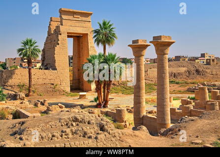 Eines der eingangstore von Karnak Tempel, Karnak in der Nähe von Luxor, Oberägypten, Ägypten Stockfoto