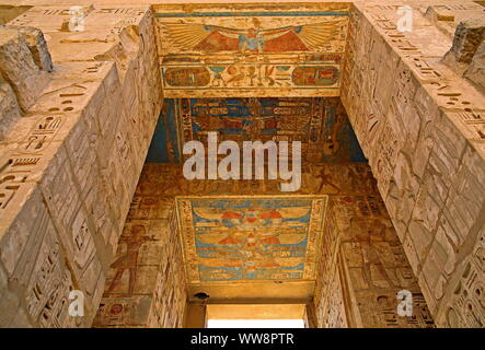 Detail in der Säulenhalle mit Reliefs und ursprünglichen Farben im zweiten Innenhof im Tod Tempel von Ramses III. in Medinet Habu Theben-west, Luxor, Oberägypten, Ägypten Stockfoto