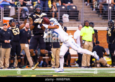 Winston-Salem, NC, USA. 13 Sep, 2019. Wake Forest Dämon-diakone wide receiver Scotty Washington (7) hat seinen Pass bis nach North Carolina Tar Heels Defensive zurück Greg Ross (10) Im zweiten Quartal des NCAA matchup bei BB&T Feld in Winston-Salem, NC. (Scott Kinser/Cal Sport Media) Credit: Csm/Alamy leben Nachrichten Stockfoto