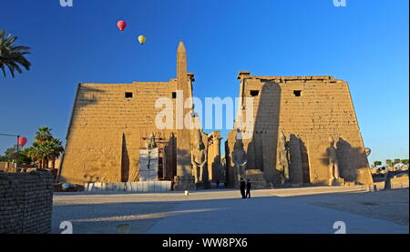 Pylon mit Obelisken und Statuen von Ramses II., den Tempel von Luxor, Luxor, Oberägypten, Ägypten Stockfoto