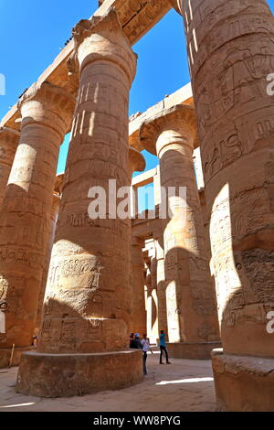 Spalte Halle in Karnak Tempel, Karnak in der Nähe von Luxor, Oberägypten, Ägypten Stockfoto