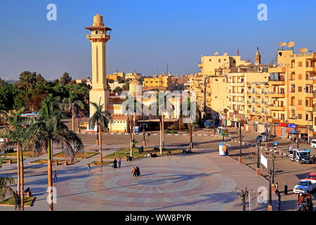 Center Square mit Ahmed Nagm Moschee, Luxor, Oberägypten, Ägypten Stockfoto