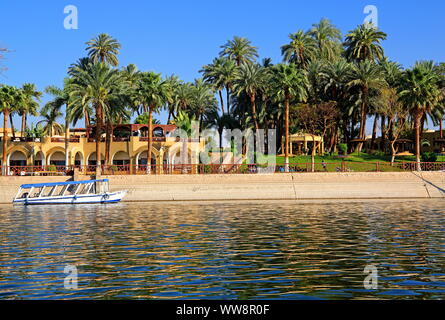 Waterfront und Palm Garden an den Ufern des Nils von Mercure Hotel, in der Nähe von Karnak Luxor, Oberägypten, Ägypten Stockfoto