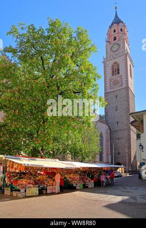 Marktstände auf der Piazza Duomo in der Altstadt und Turm der Pfarrkirche, Meran, das Etschtal, Burgraviate, Südtirol, Italien Stockfoto