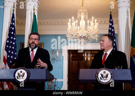 Washington, USA. 13 Sep, 2019. Us-Staatssekretär Mike Pompeo (R) und der brasilianische Außenminister Ernesto Araujo halten eine gemeinsame Pressekonferenz im State Department in Washington, DC, USA, Sept. 13, 2019. Credit: Ting Shen/Xinhua Stockfoto