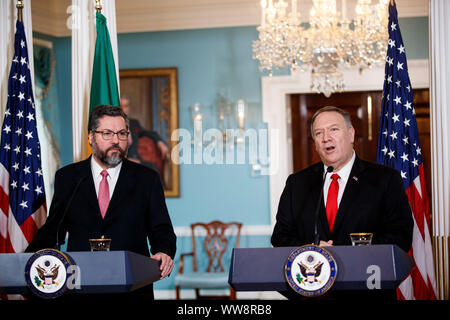 Washington, USA. 13 Sep, 2019. Us-Staatssekretär Mike Pompeo (R) und der brasilianische Außenminister Ernesto Araujo halten eine gemeinsame Pressekonferenz im State Department in Washington, DC, USA, Sept. 13, 2019. Credit: Ting Shen/Xinhua Stockfoto