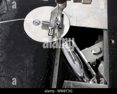 Nahaufnahme der Boot shuttle und Shuttle Rennen einer alten Nähmaschine ca. 1918 Stockfoto