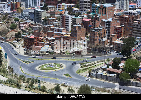 LA PAZ, BOLIVIEN - Oktober 14, 2014: Kreisverkehr an der Kreuzung der Wege del Poeta und Montevideo neben dem Parque Urbano Central Stockfoto