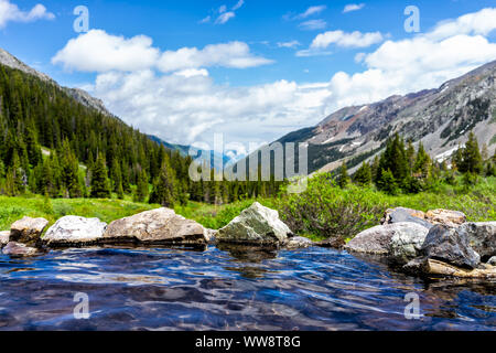 Hot Springs Blue Pool auf Rätsel Creek Trail in Aspen, Colorado im Jahr 2019 Sommer mit Felsen, Steinen und Blick auf das Tal mit niemand Stockfoto