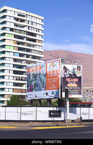 IQUIQUE, CHILE - Januar 23, 2015: Unterschreiben. Arturo Prat Chacon avenue informieren über den Bau neuer Wohnungen und Häuser in Iquique Stockfoto