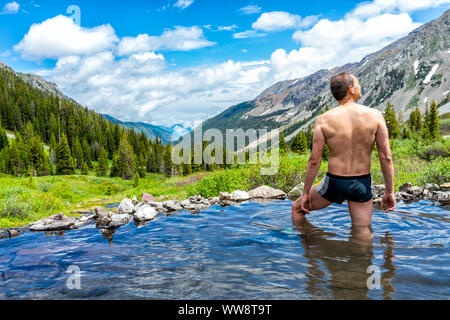 Hot Springs Wasser auf Rätsel Creek Trail in Aspen, Colorado im Jahr 2019 Sommer mit Mann im Badeanzug am Valley View suchen Stockfoto