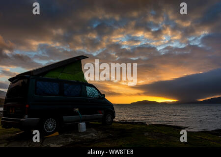 Ein Mazda Bongo Motor home wild lagerten am Ufer des Loch na Keal bei Sonnenuntergang, Isle of Mull, Schottland, Großbritannien Stockfoto