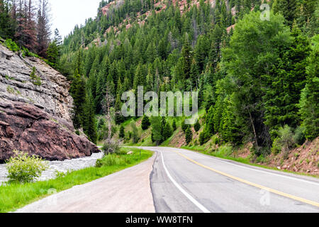 Straße Landstraße 133 in Redstone, Colorado im Sommer mit leeren Straße, reissenden Fluss und grünen Bäumen, Stockfoto