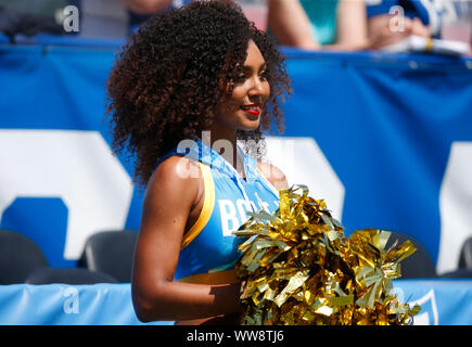 September 08, 2019 Los Angeles Ladegeräte Cheerleader in Aktion während der NFL Spiel zwischen der Los Angeles Ladegeräte und die Indianapolis Colts an Würde die Gesundheit Sport Park in Carson, Kalifornien. Charles Baus/CSM. Stockfoto