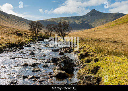 Die Spitze eines "Chìoch in der Ben mehr Reichweite, vom Fluss Clachaig, Glen Clachaig, Isle of Mull, Schottland, Großbritannien Stockfoto