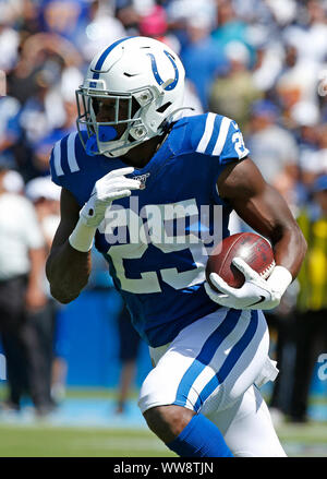 September 08, 2019 Indianapolis Colts zurück laufen Marlon Mack (25) Trägt die Kugel während der NFL Spiel zwischen der Los Angeles Ladegeräte und die Indianapolis Colts an Würde die Gesundheit Sport Park in Carson, Kalifornien. Charles Baus/CSM. Stockfoto