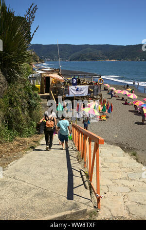 NIEBLA, CHILE - Februar 2, 2016: unbekannte Menschen zu Fuß den Hang hinunter zum Sandstrand von Niebla, Chile am 2. Februar 2016 Stockfoto